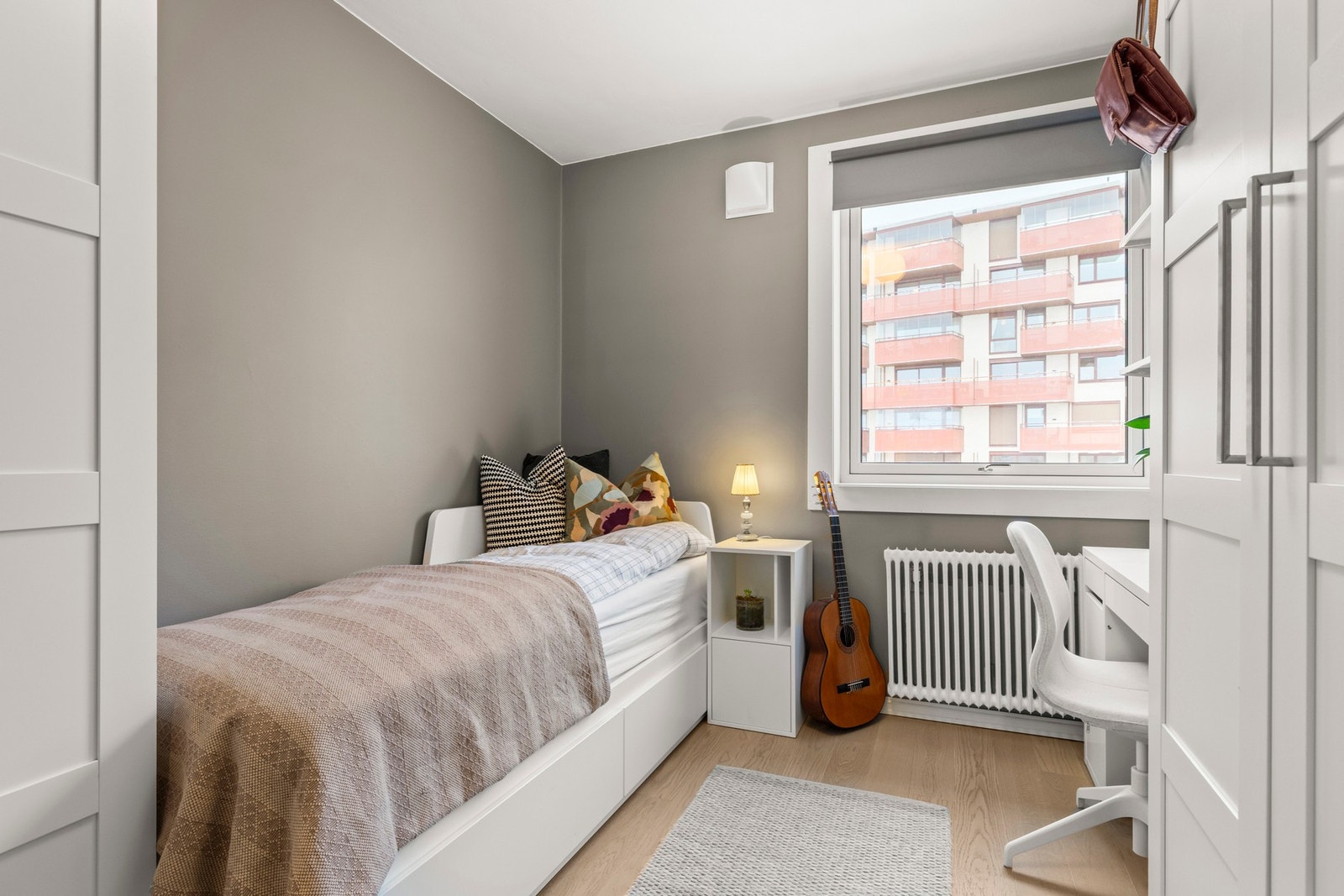 Begge rommene er holdt i moderne og behagelige fargetoner. Galleribilde