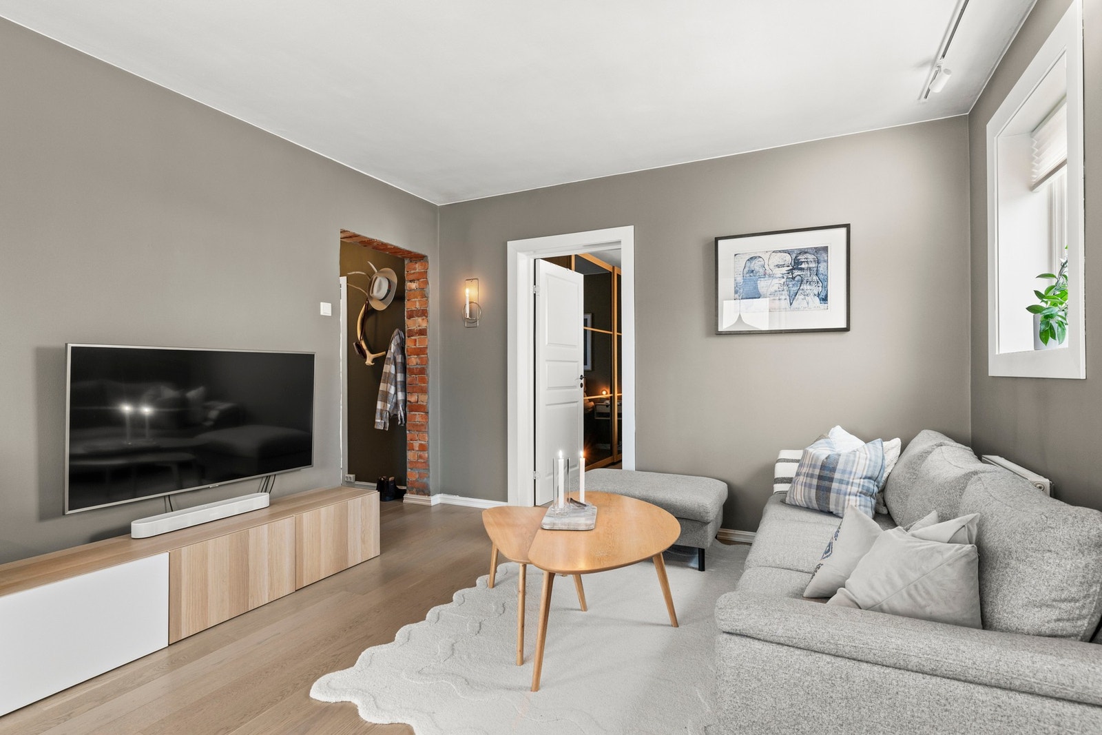 Boligen har 1-stavs eikeparkett på gulv, og malte flater fra 2019. Galleribilde