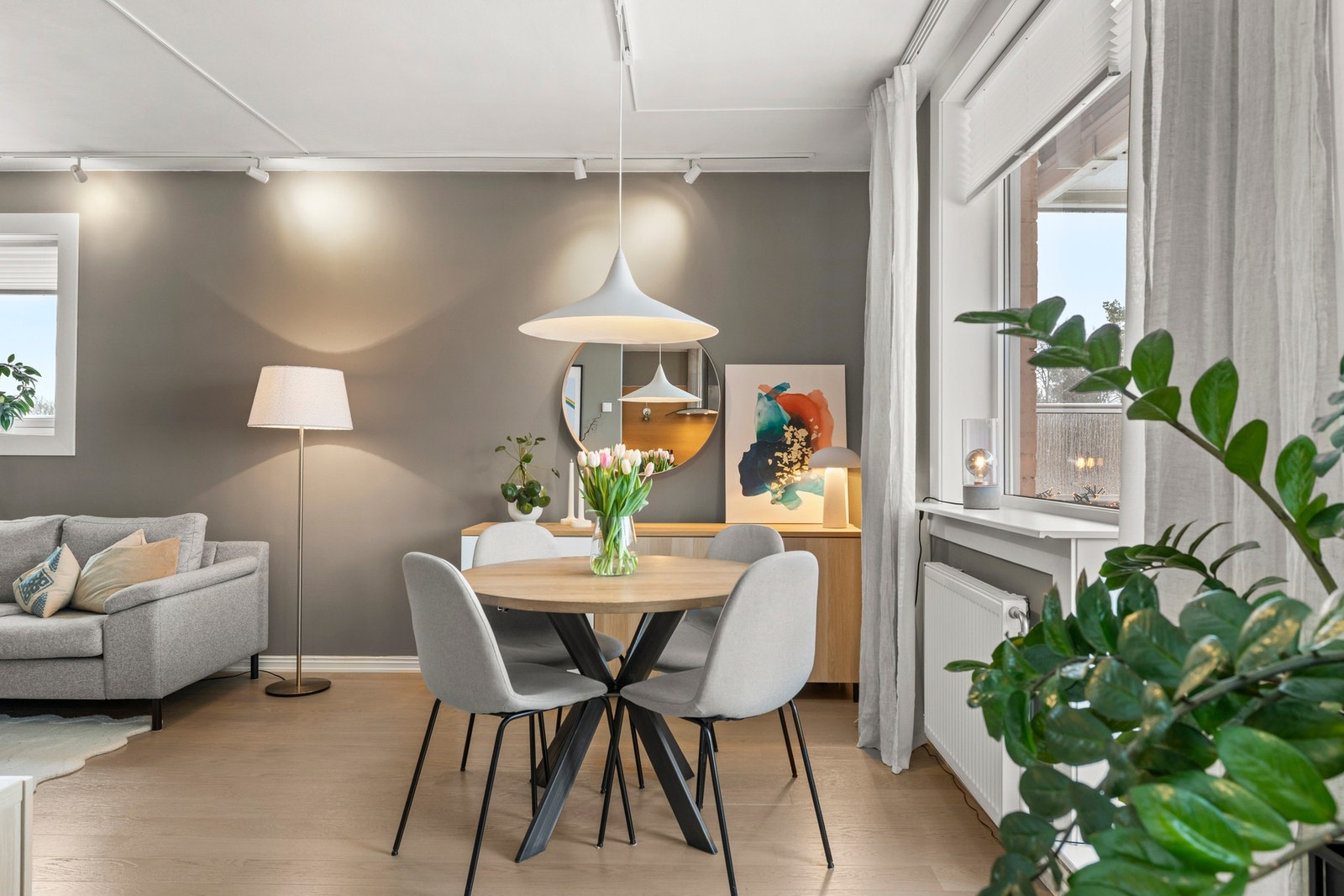 Det er montert praktiske plisségardiner i stue og kjøkken. Galleribilde