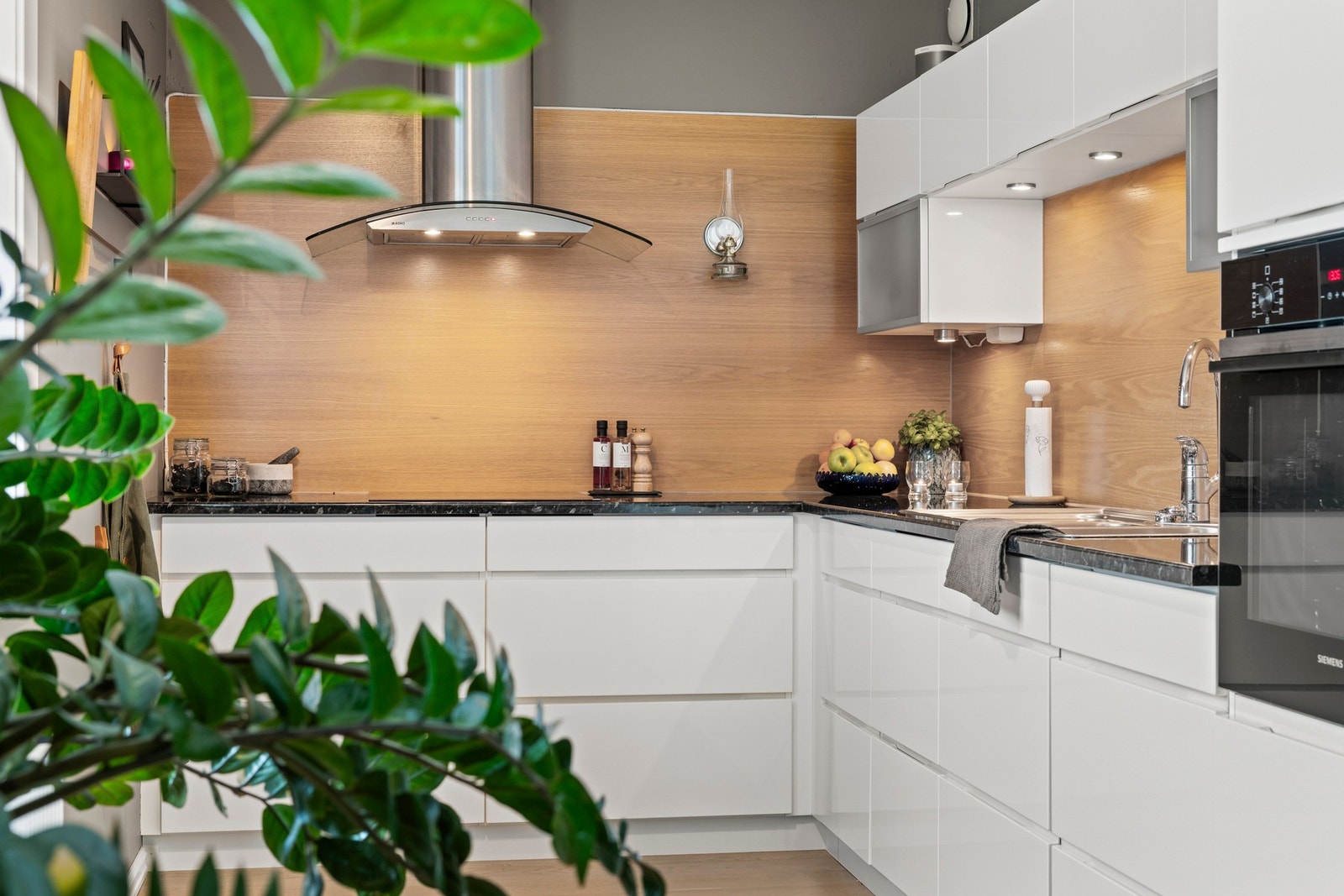 Lekkert kjøkken fra KVIK med integrerte hvitevarer. Galleribilde