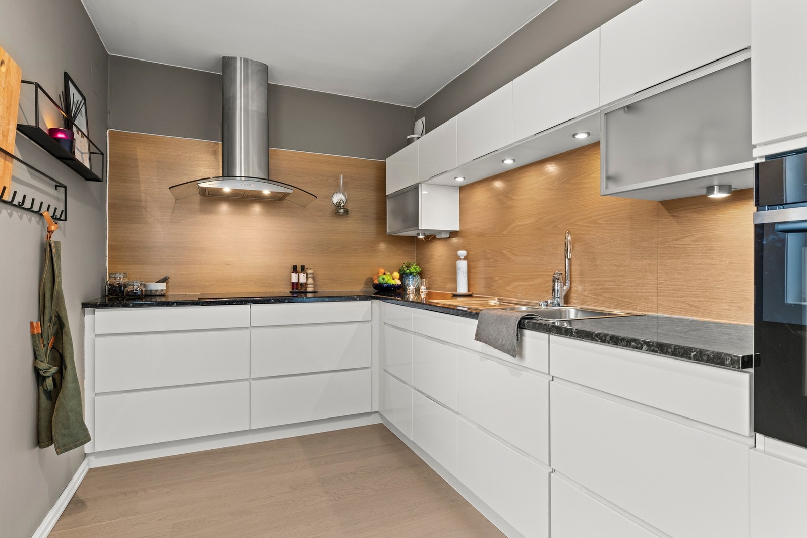 Det er godt med både skap- og benkeplass på kjøkkenet. Galleribilde