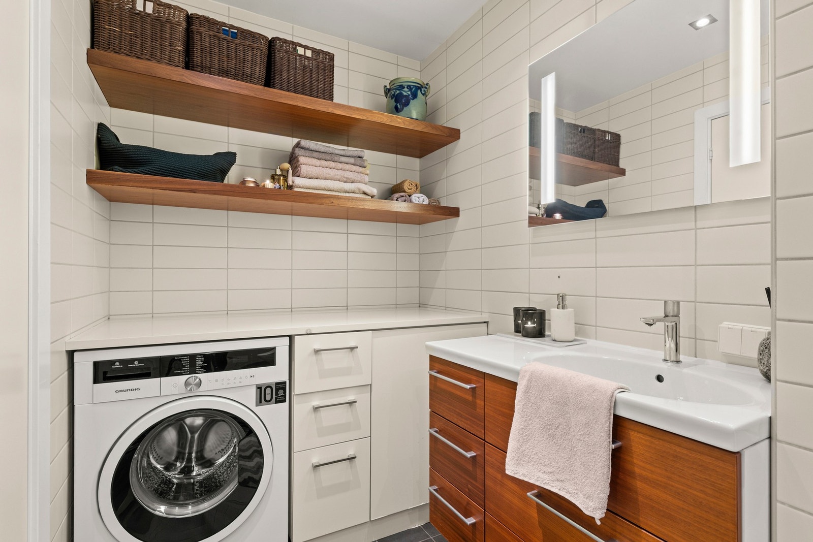 Vaskeromsløsning med avsatt plass til vaskemaskin og vaskeartikler. Galleribilde