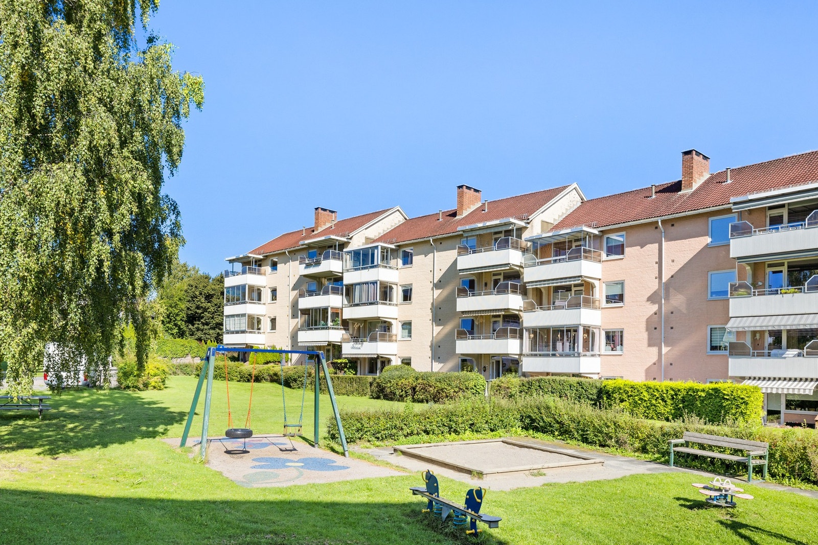 Leiligheten har en flott beliggenhet med store grøntområder på vestsiden. Galleribilde