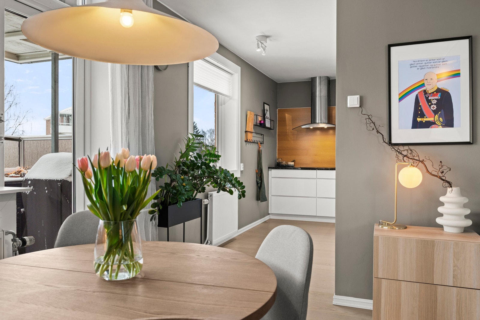 Kjøkkenet har skapfronter i hvit høyglans med integrerte håndtak. Galleribilde