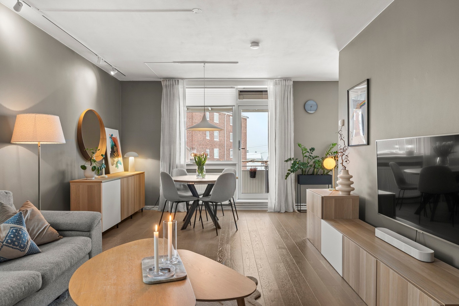 Stue med store vindusflater som slipper inn godt med naturlig lys. Galleribilde