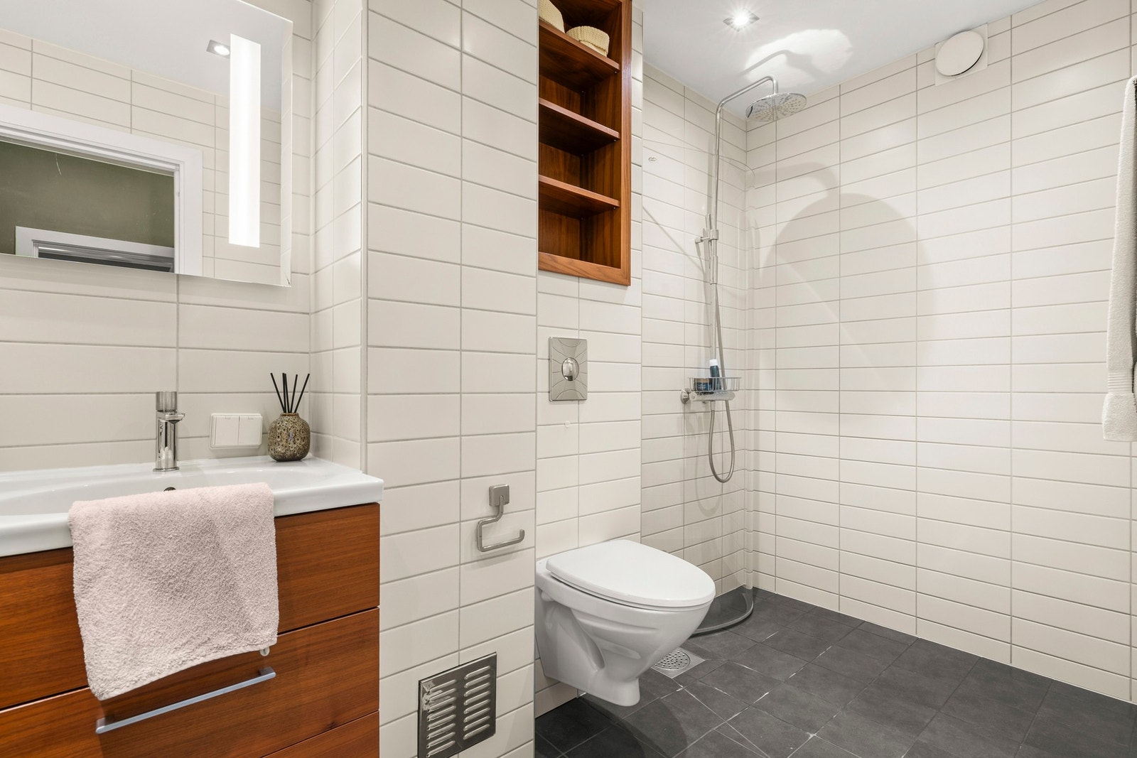 Romslig baderom oppusset av fagfolk i 2009. Galleribilde