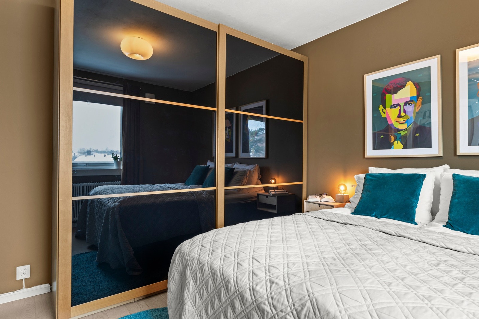 Hovedsoverommet har en romslig skyvedørsgarderobe. Galleribilde