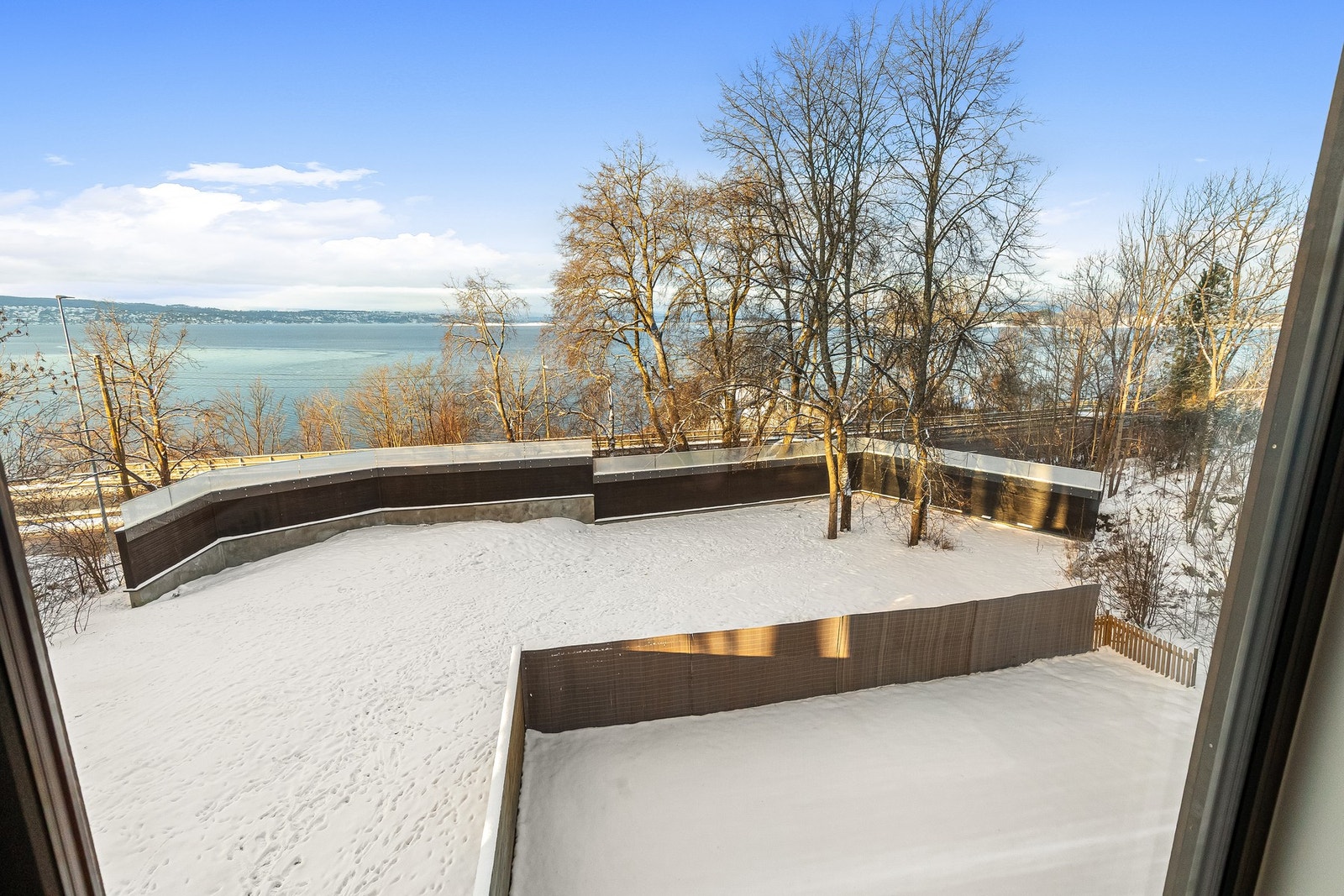 Sameiet har også et større fellesareal foran boligen hvor godt med boltreplass - et område med flere bruksmuligheter. Galleribilde