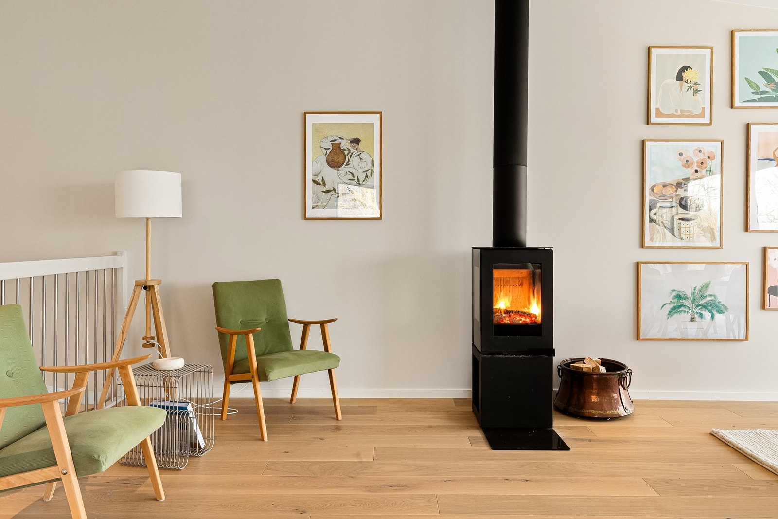 I toppetasjen er det peis for de kjøligste dagene. Det er ellers oppvarming gjennom panelovner, og varmekabler i entré (samt stue/kjøkken i u. etg, vaskerom og gang i u. etg). Galleribilde