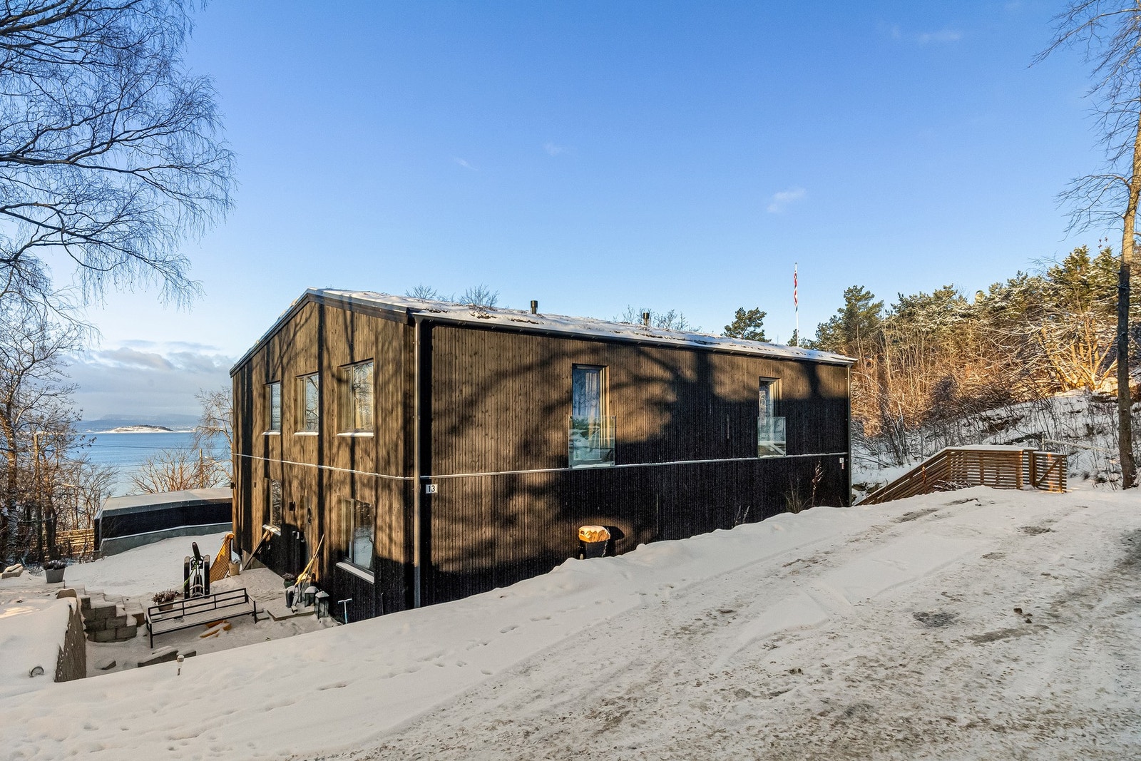 Beliggenheten er god og skjermet, innerst i en blindvei, uten gjenboere. Området er i tillegg svært barnevennlig med kort vei til barnehager, skoler og sport/fritidsaktiviteter. Galleribilde