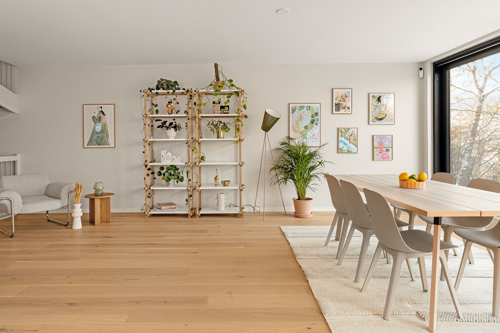 Til tross for de store vindusflatene, er boligen skjermet - uten gjenboere. Boligen ligger innerst i en blindvei. Galleribilde