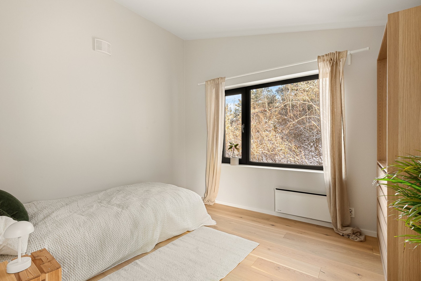 Hovedsoverommet i 2. etg er svært romslig (ca. 15 m2), med utgang til fransk balkong t.h. (vises ikke i bilde). Galleribilde