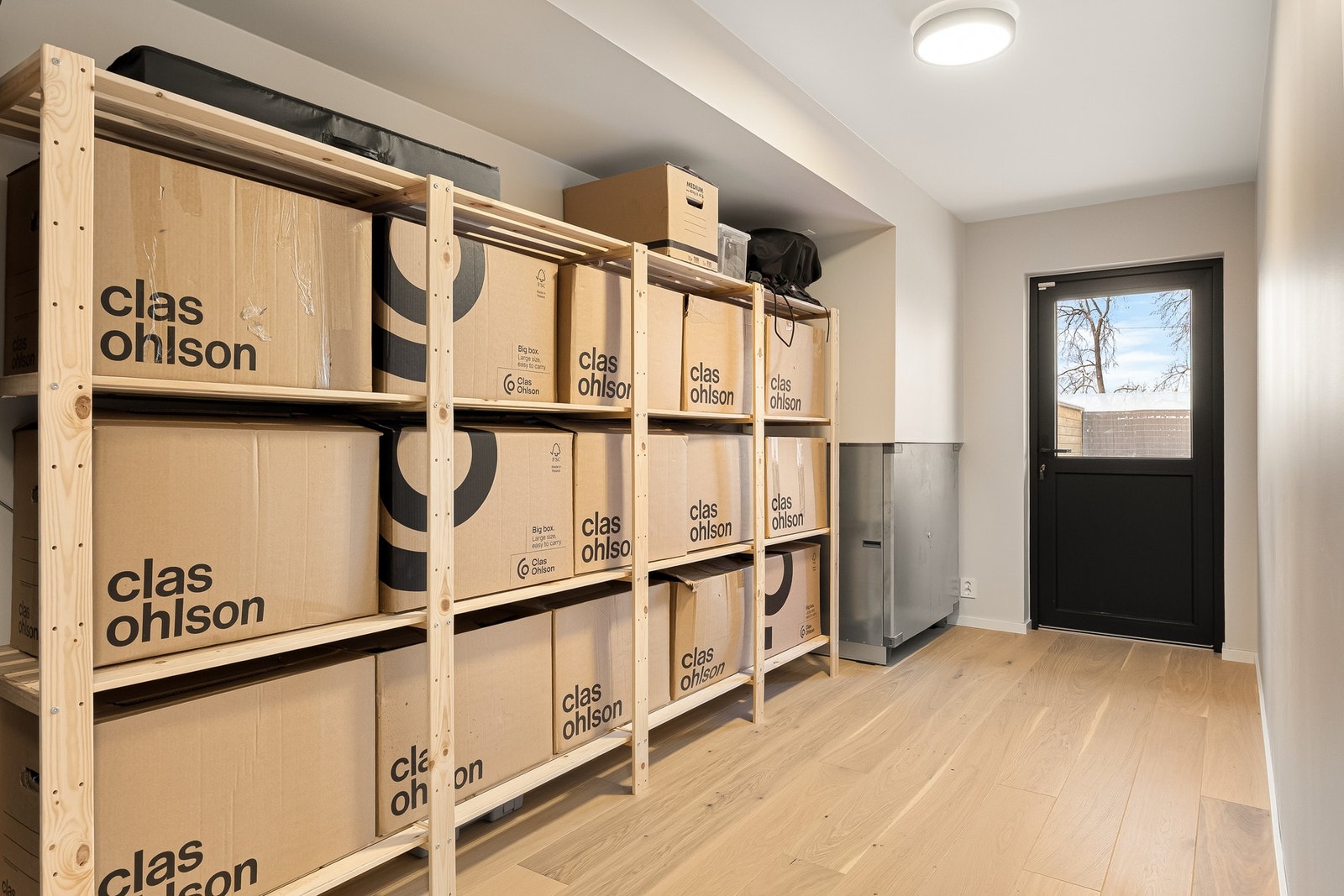 Gode oppbevaringsmuligheter i innvendig sportsbod. Dør hvor man tar seg videre ut til boligens hagedel. Galleribilde