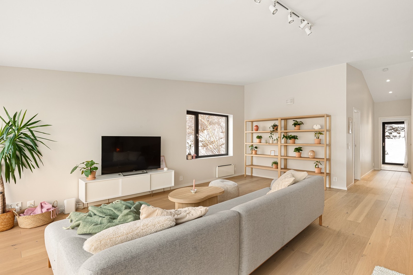 Boligen utgjør en halvpart av en vertikaldelt tomannsbolig fra 2023, med en god og stilren standard hvor man kan flytte rett inn. Galleribilde