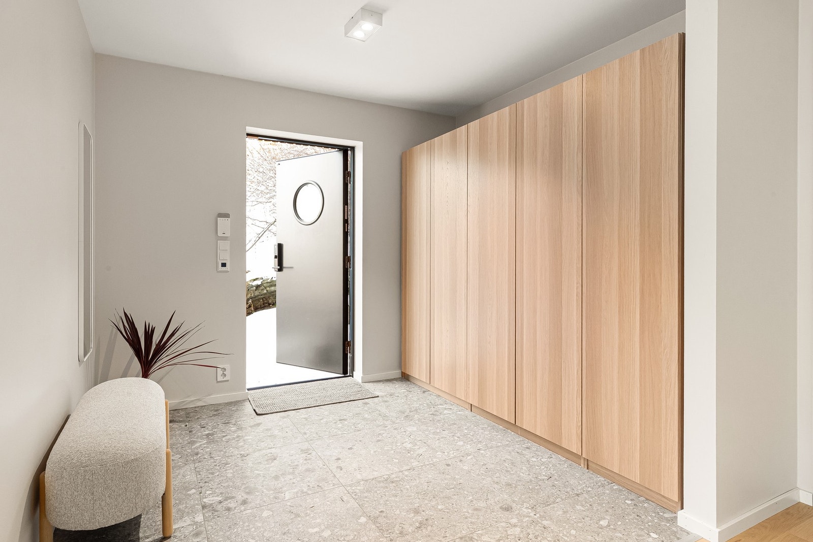 Tilbake i 1. etasjen finner man entreen. God plass for yttertøy og sko i medfølgende skap. Varmekabler i gulvet. Galleribilde