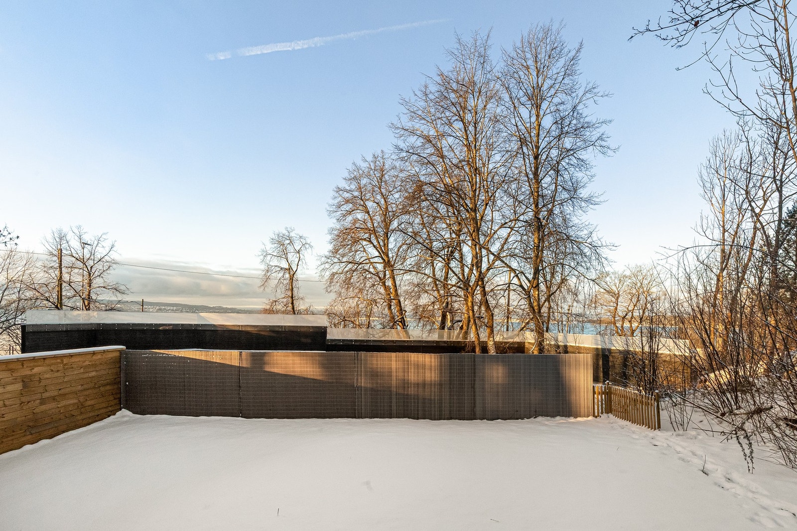 Solen er i hagen til ca. kl. 22 på sommerstid iflg. selger. Galleribilde