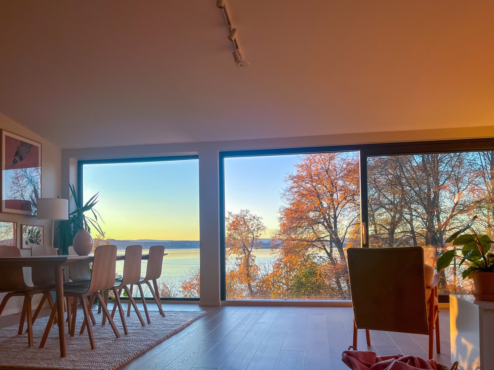 Selgers bilder - utsikten i høstdrakt. Galleribilde