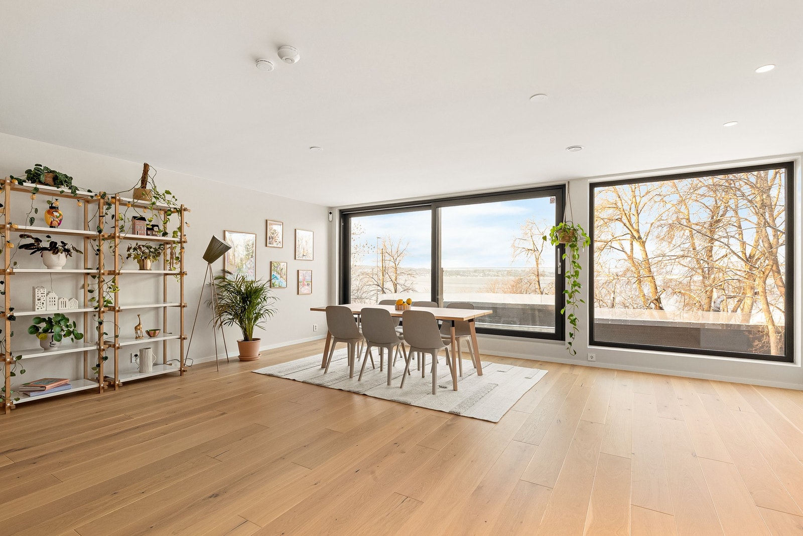 De lyse overflatene i kombinasjon til de store vindusflatene gir en god og luftig romfølelse. Galleribilde