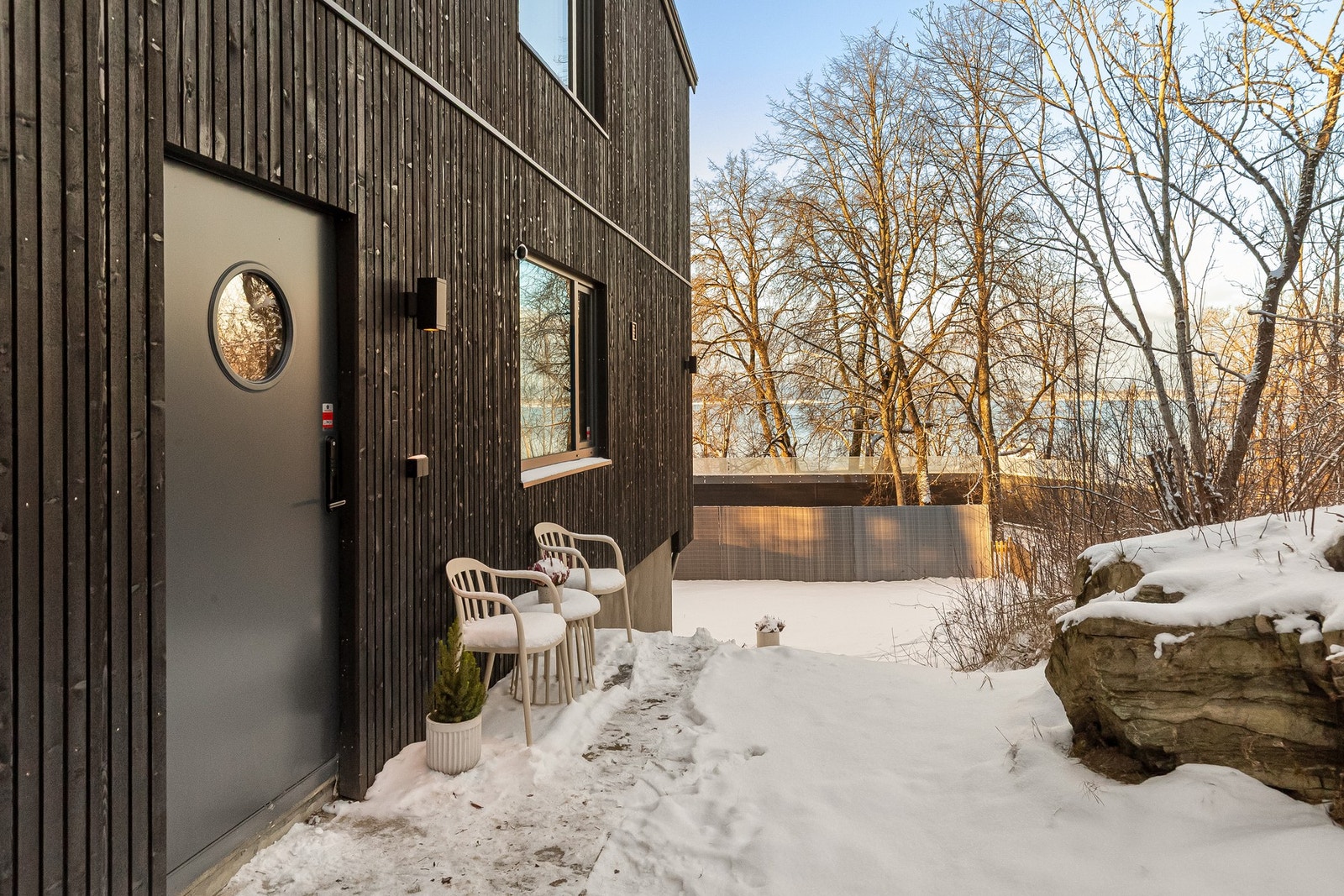 Inngangsparti. Her kommer solen ca. 07 på sommerstid iflg. selger. Galleribilde