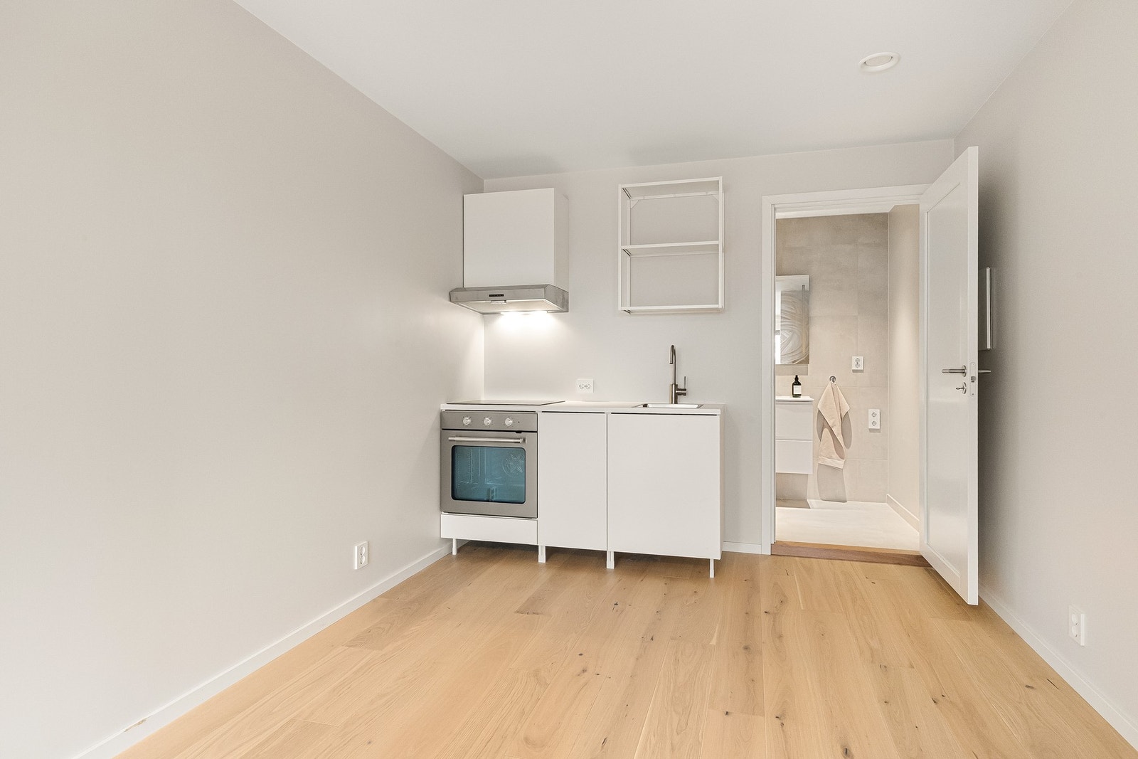 Dagens eiere har nylig satt inn hybelkjøkken. Galleribilde