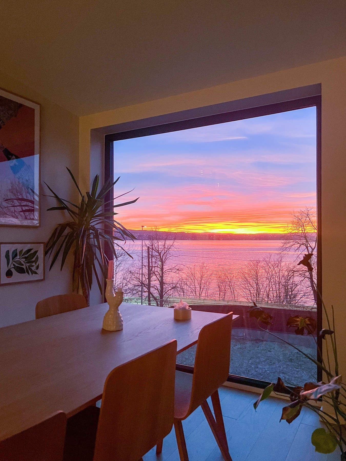 Nyt de fineste soloppganger og solnedganger fra eget stuevindu. Galleribilde