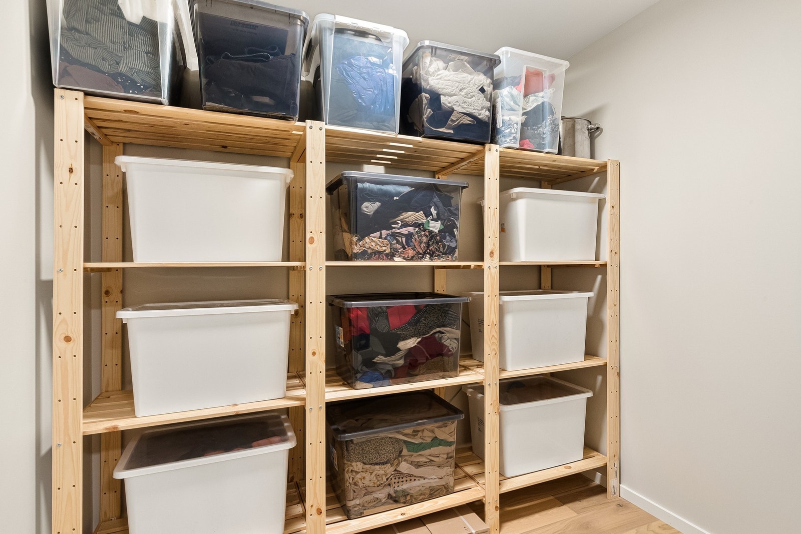 Via vaskerommet, til venstre i det man kommer inn, har man tilgang til en praktisk bod. Galleribilde