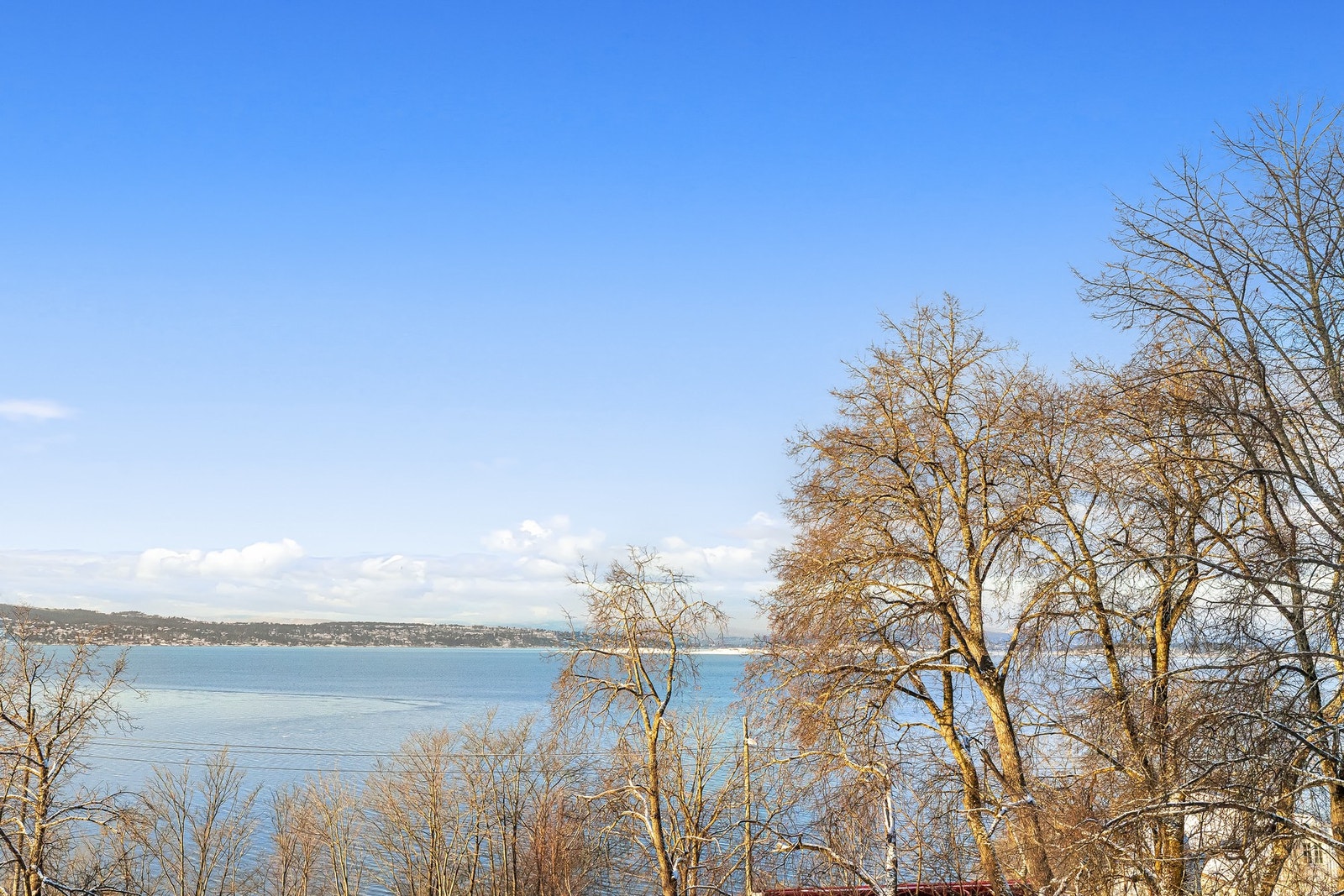 Her bor man tett på naturskjønne og maritime omgivelser. Galleribilde
