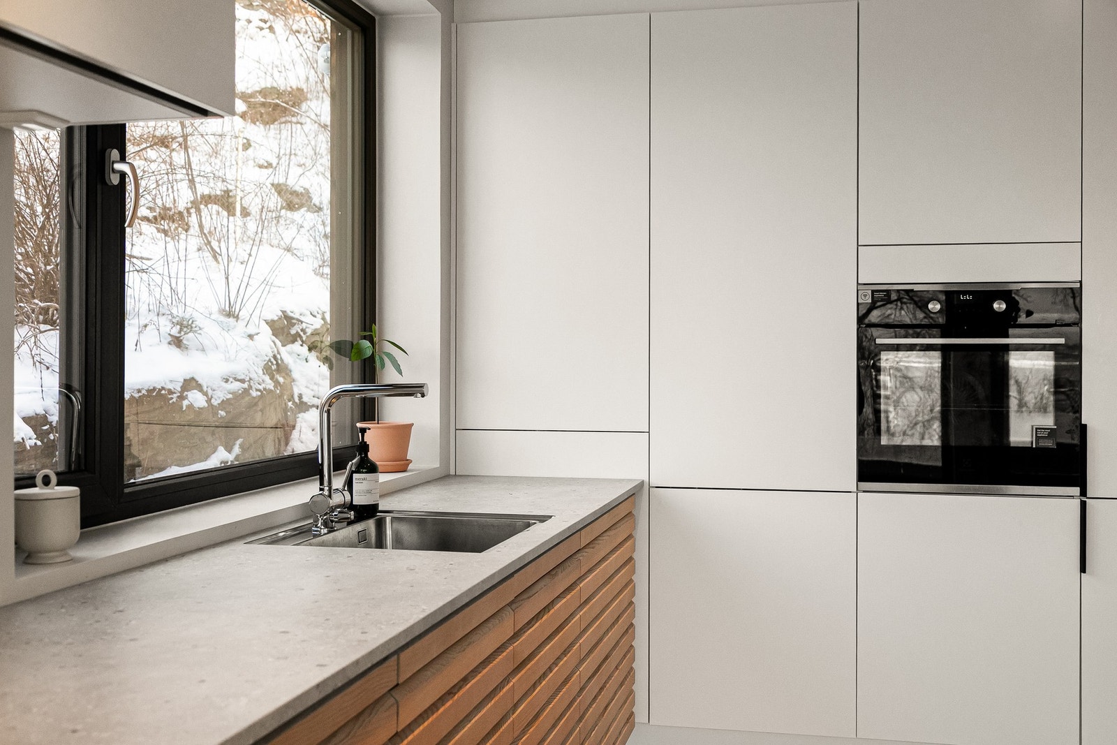 Hvitevarer fra Electrolux og inkluderer stekeovn, koketopp, kjøl/frys og integrert oppvaskmaskin. Avtrekk ut. Galleribilde