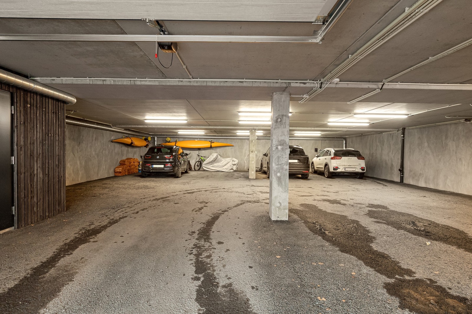 Parkeringsplass med El-bil lader i felles garasjeanlegg. I tillegg disp. boligen utvendig biloppstillingsplass. Galleribilde