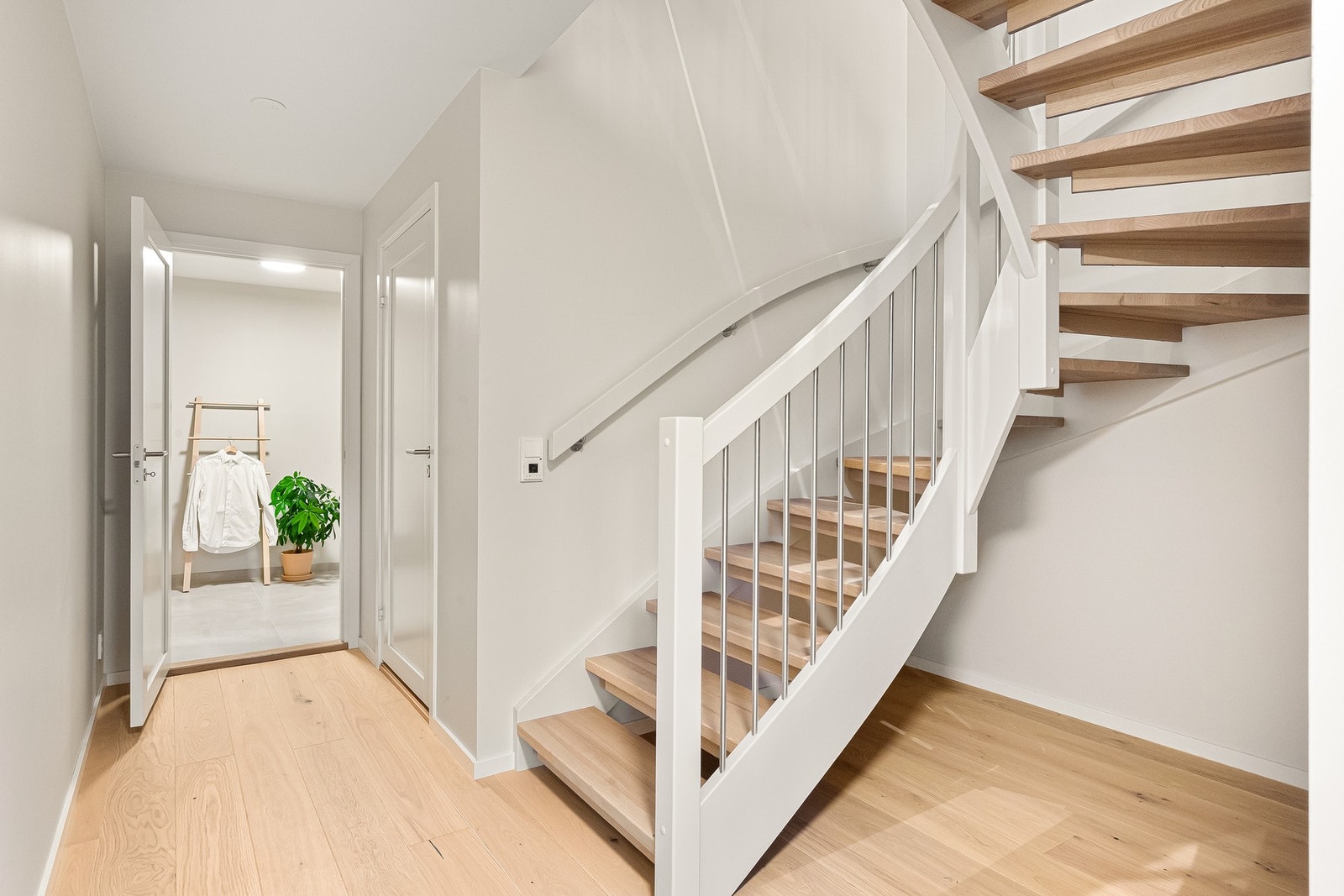 Sett fra gang nede mot vaskerom. Gulvvarme i gang og vaskerom. Teknisk rom inn dør t.h. Galleribilde