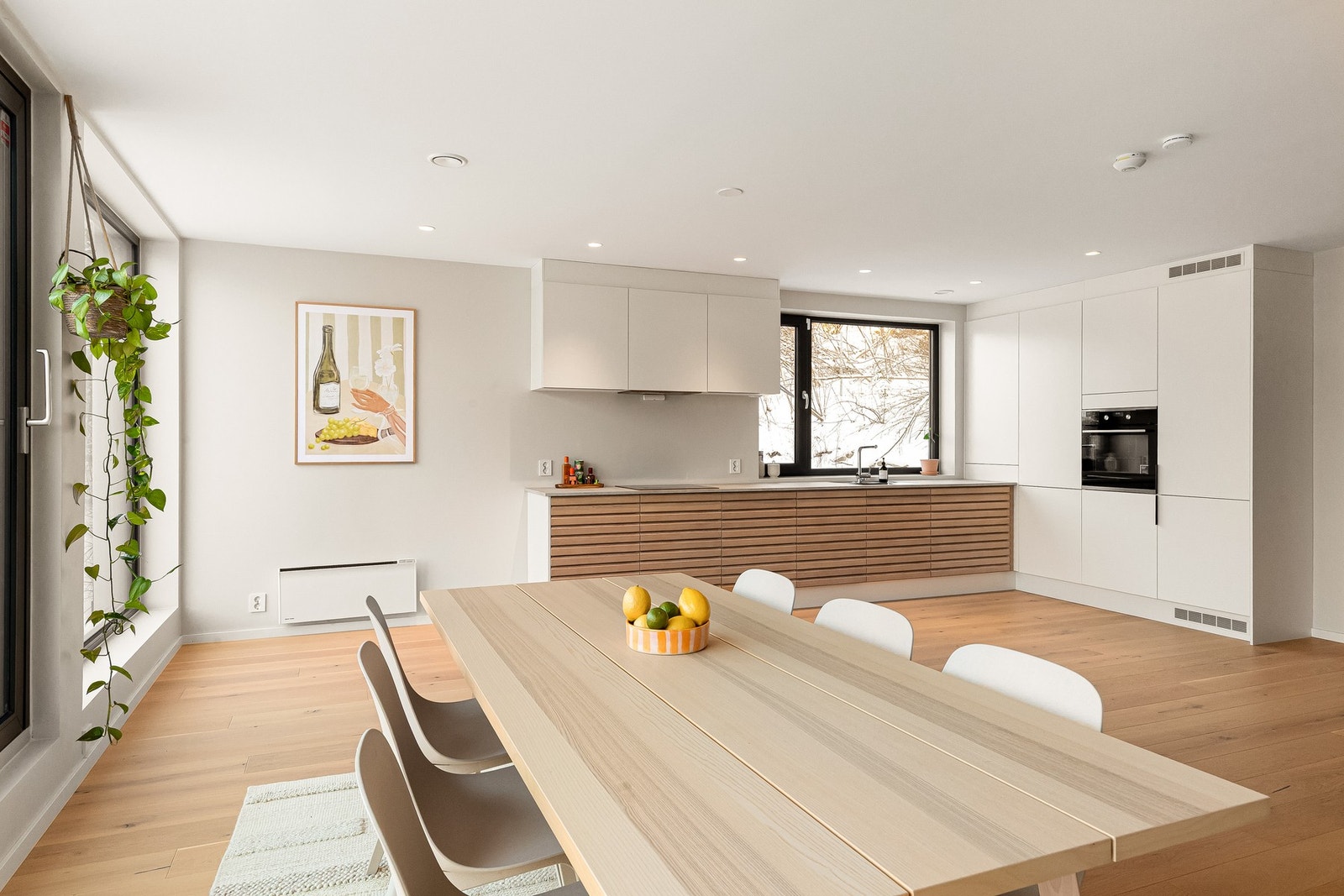 Kjøkken fra HTH i serien Nordic Spirit, bygget med naturlig massivt eiketre. Fronter i hvit eik med integrert grep i lameller. Overskap i serien Mono Hvit. Galleribilde