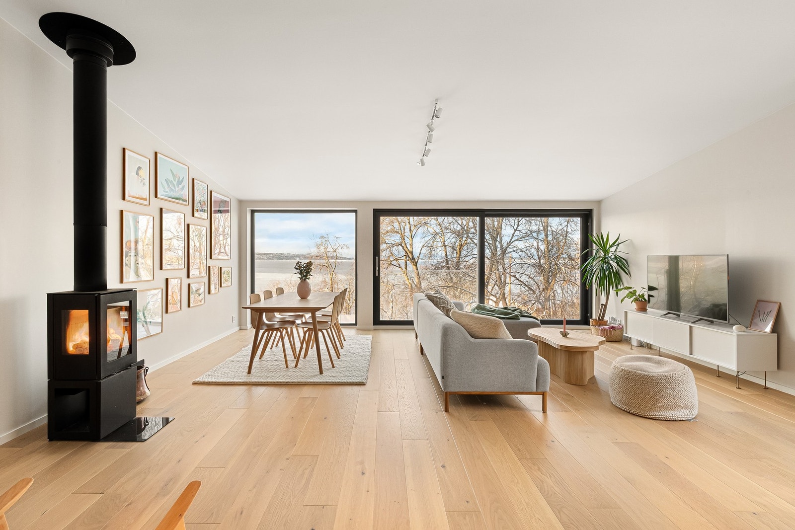 Boligen har et innvendig bruksareal på hele 249 m2, med en god fordeling over tre etasjer. Takhøyde opptil ca. 3,4 m. Galleribilde