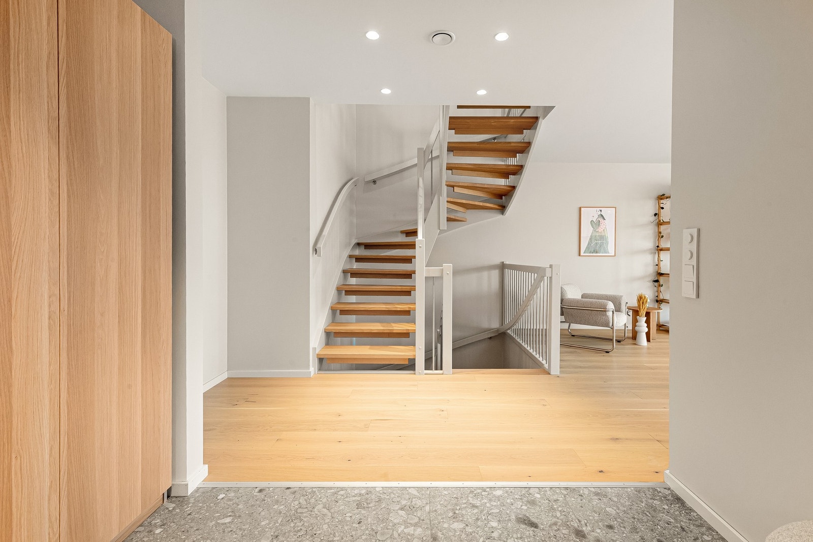 Sett fra inngangspartiet i 1. etg, med trappeløp videre ned til underetasjen. Galleribilde