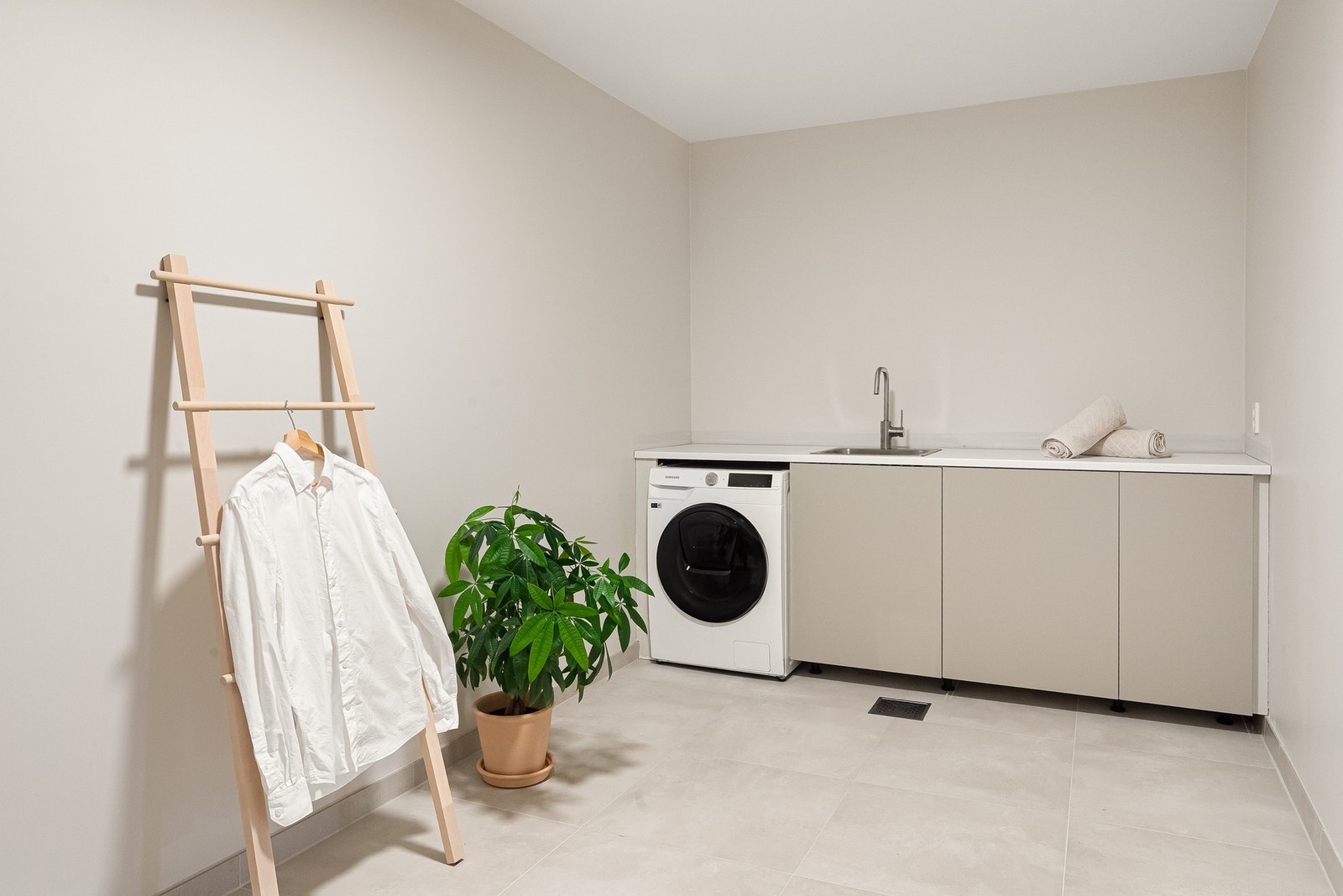 Vaskerommet - en hverdagsluksus verdt å sette pris på, så man kan få rotet bort fra hovedbadene. Galleribilde