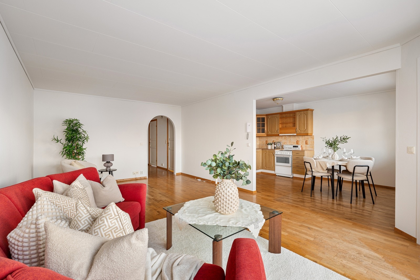 Kjøkkenet ligger ved stuen som skaper en luftig og sosial atmosfære. Galleribilde