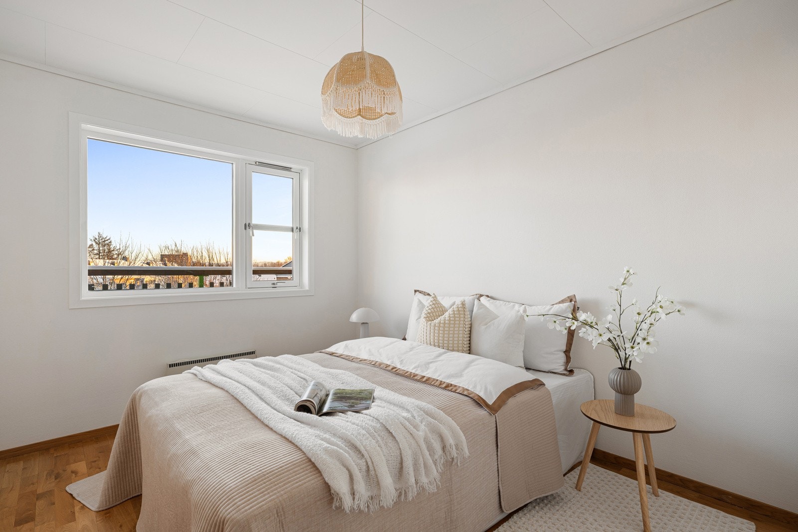 Hovedsoverommet er romslig, med store vindusflater og god plass til dobbeltseng og annet møblement. Galleribilde