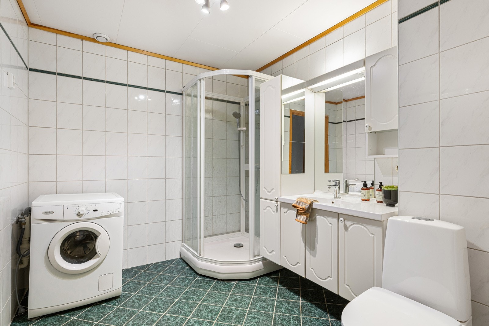 Badet ligger praktisk til ved soverommene og er helfliset med varmekabler i gulv. Galleribilde