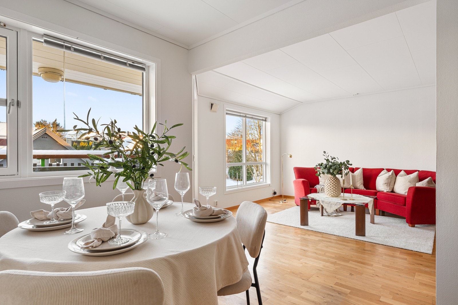 Stuen har god plass til sofa og øvrig møblement. Galleribilde