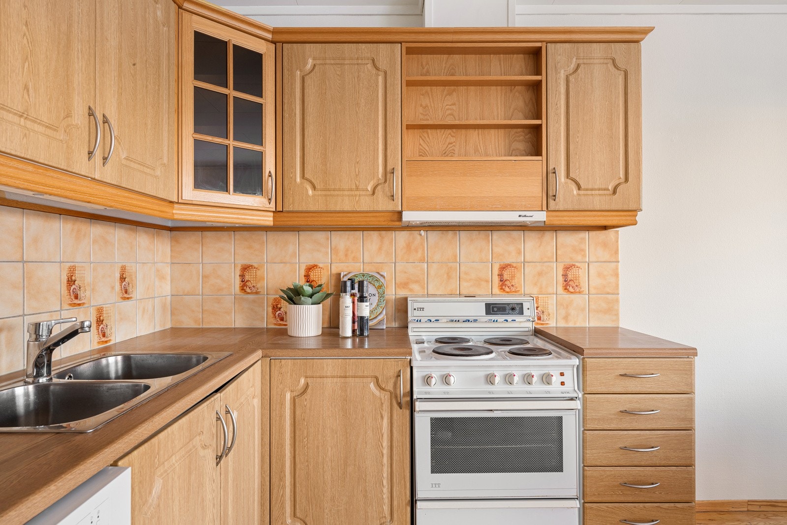 Kjøkkenet har lyse fronter og rikelig med skap- og benkeplass, noe hobbykokken garantert vil sette pris på. Det er også god plass til spisebord. Galleribilde