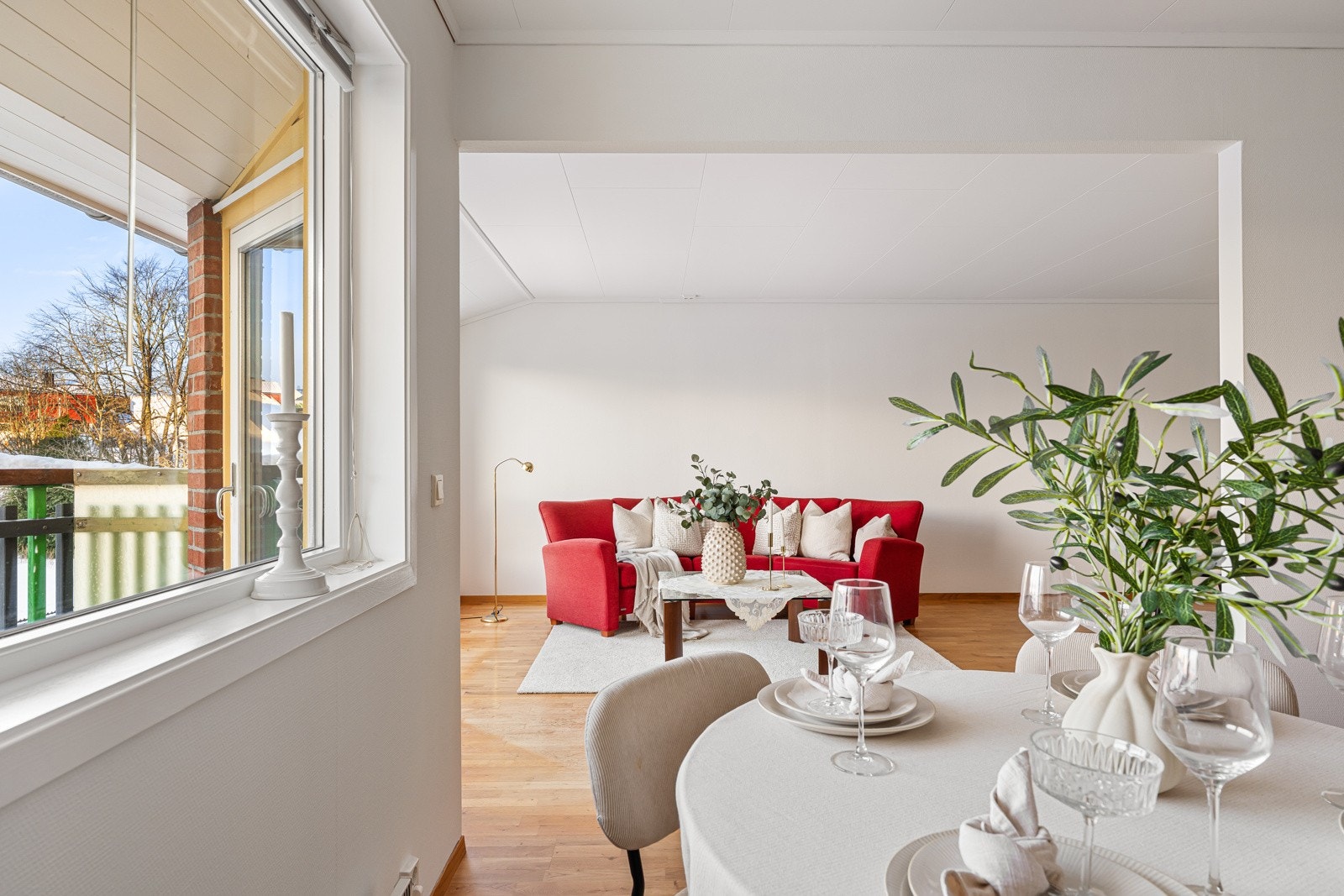 Fra stuen er det utgang til en koselig balkong. Galleribilde