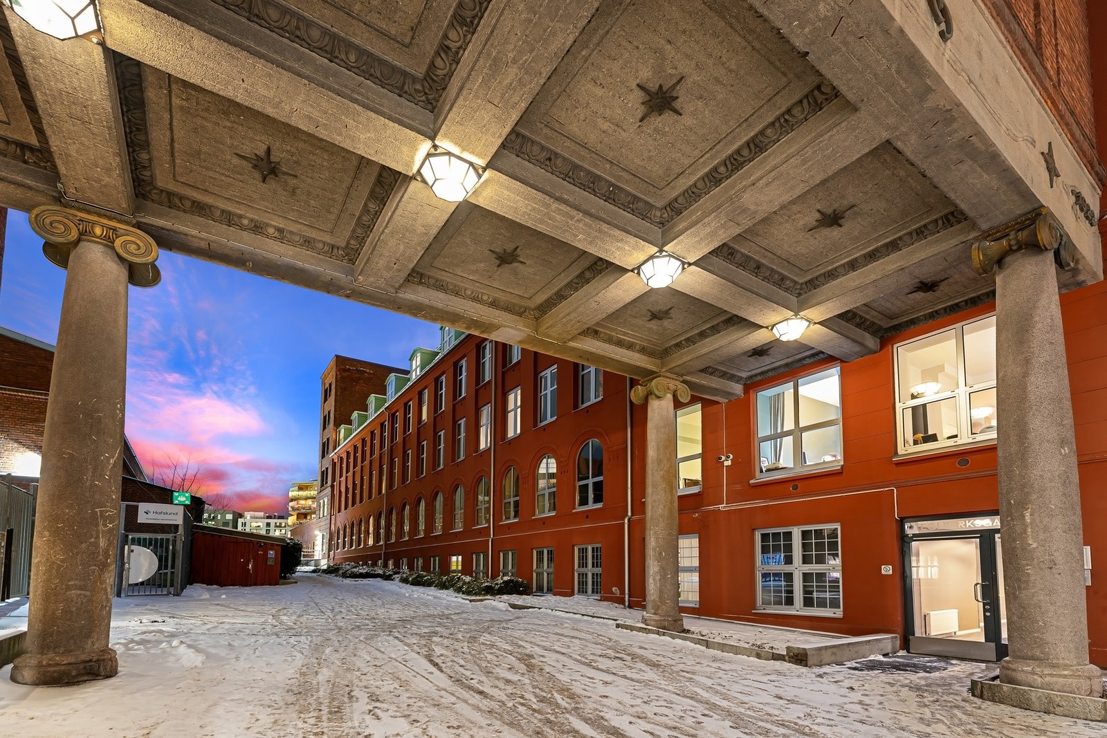Landemerket "Freiaporten" danner inngangen til bygget, og det er heis til etasjene. Galleribilde