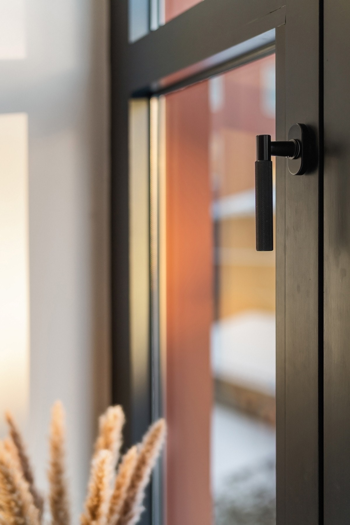 Alle vinduene har sorte håndtak i tilsvarende utførelse som dørhåndtakene ellers i leiligheten. De dype vinduskarmene passer fint til planter, lamper eller annen dekor. Galleribilde