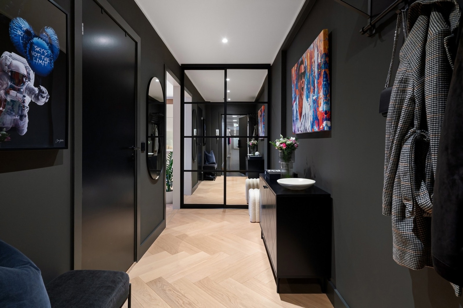 Entréen ønsker deg velkommen med en dyp, gyllen gråtone, som gir en lun og innbydende atmosfære. Rommet har god plass til oppbevaring med en spesialtilpasset skyvedørsgarderobe med speilfronter, levert av Elfa. Galleribilde