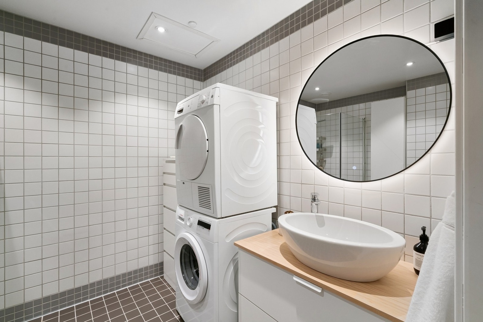 Badet har vannbåren gulvvarme (inkludert i felleskostnader). Varmtvann er også inkludert i felleskost. Dimbare LED-downlights med Elko Plus dimmer i sort gir fleksibelt lys. Opplegg for vaskemaskin og tørketrommel. Galleribilde