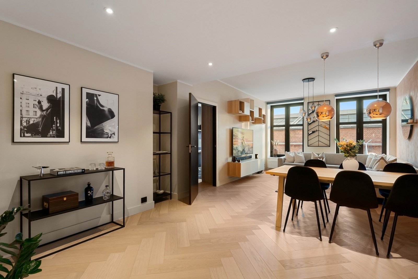 Ekstra brede, malte gulvlister i samme farge som veggene fullfører det helhetlige uttrykket. Galleribilde