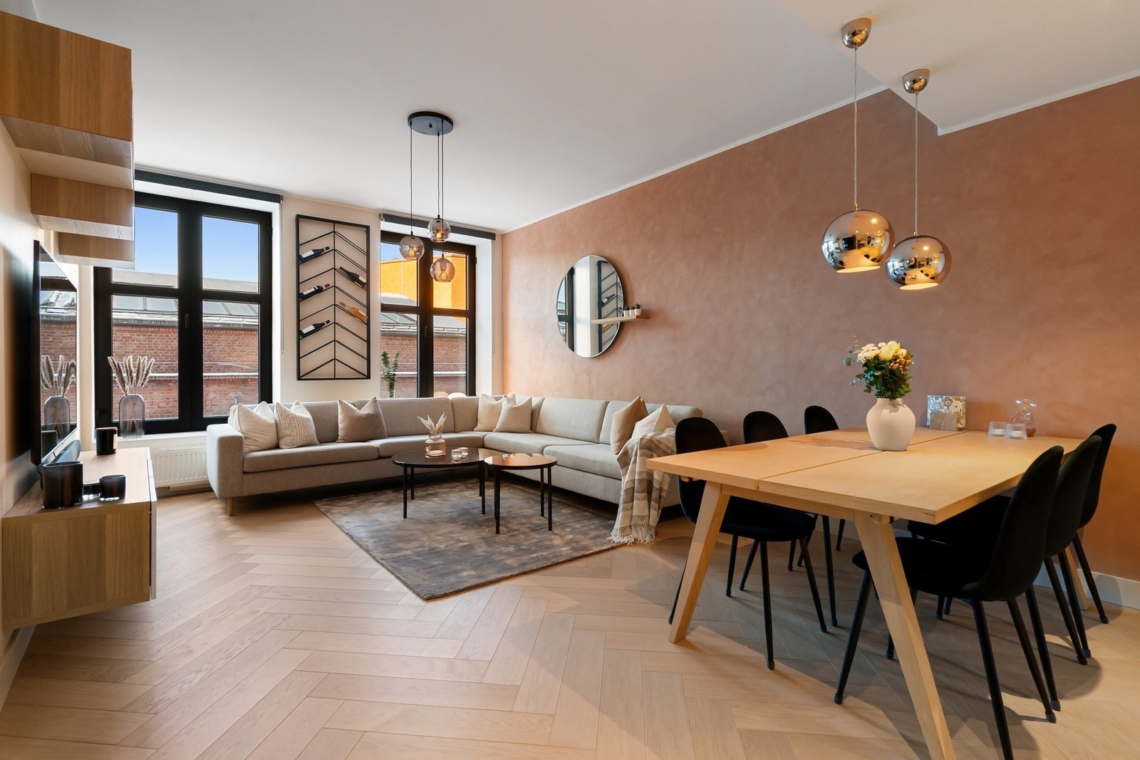 To store, doble, sorte vinduer (Ca. 2,17 meter høye) vendt mot vest, smykker stuen og gir en unik karakter, samt godt med naturlig lys. Galleribilde