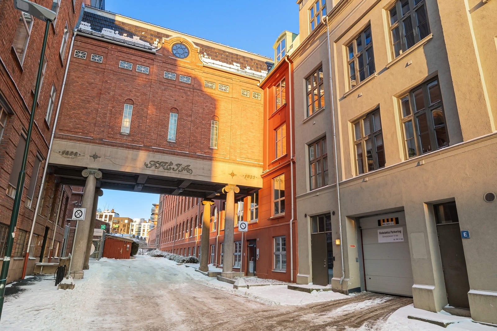 Tidvis mulighet for kjøp/leie av garasjeplass i nabogårdene. (Selger leier for tiden 2 garasjeplasser som antas at kan overtas for ca. kr 1.600,- pr mnd. pr. plass). Galleribilde