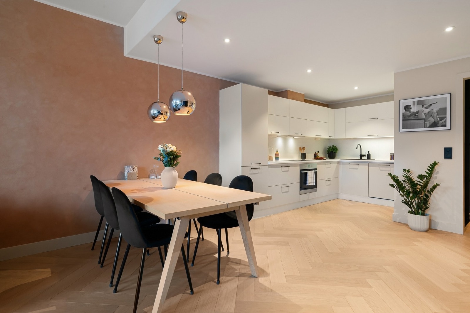 Kjøkkenet er fra den italienske kvalitetsleverandøren Zecchinon Cucine, og har en praktisk L-form med åpen løsning mot stuen. En senket himling på ca. 2,5 meter markerer skillet mellom sonene og det er god plass til spisebord i overgangen til stuen. Galleribilde