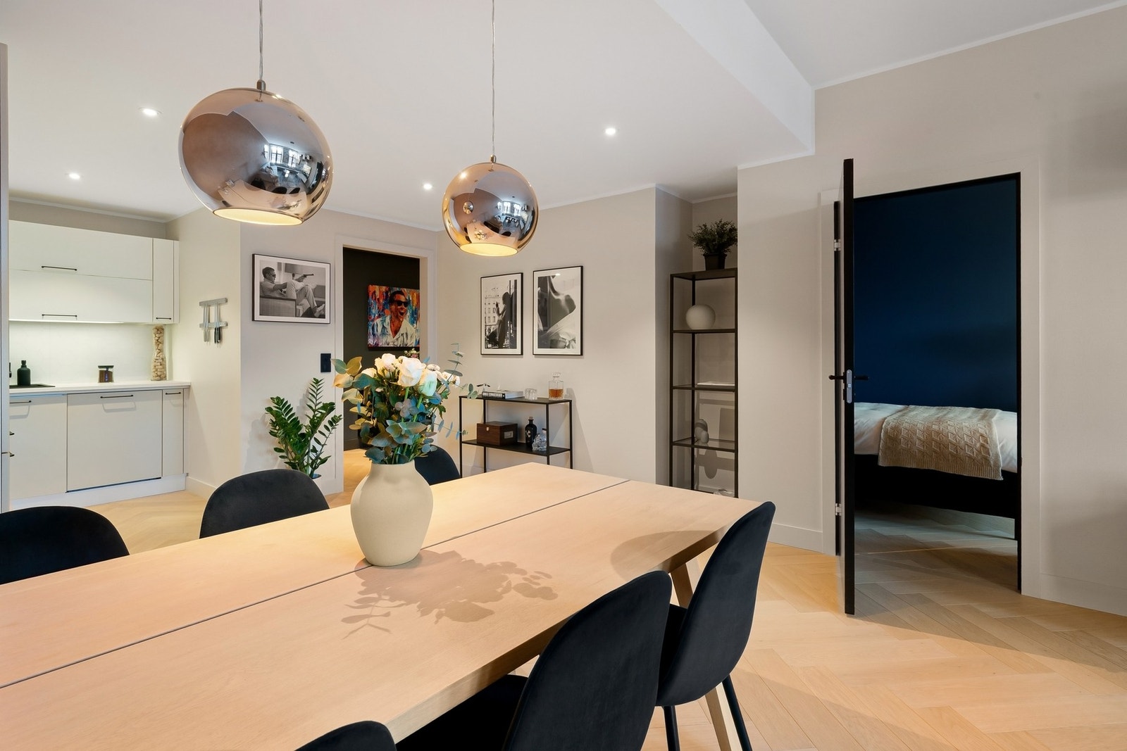 Fra stuen er det videre adkomst til det romslige soverommet. Galleribilde