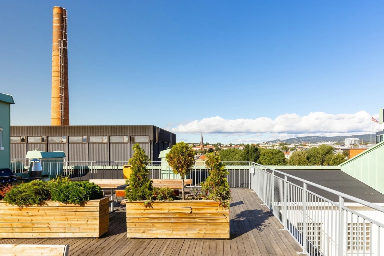Solforholdene er utmerket og det er satt ut flere bord, benker og blomsterkasser. Galleribilde